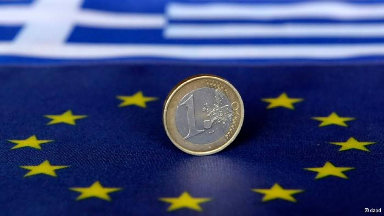 Handelsblatt: Η ελληνική οικονομία συρρικνώνεται με αργούς ρυθμούς