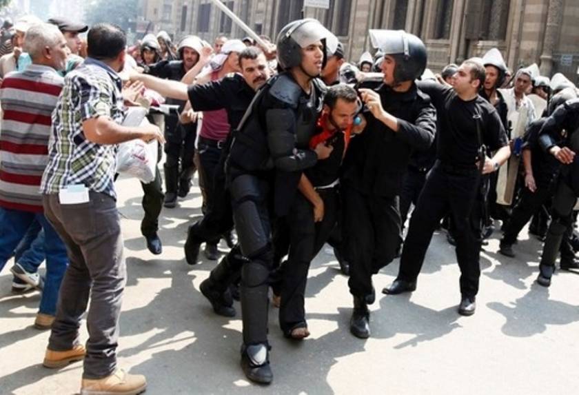 Ρόιτερς: Ο στρατός άνοιξε πυρ κατά διαδηλωτών στο Κάιρο
