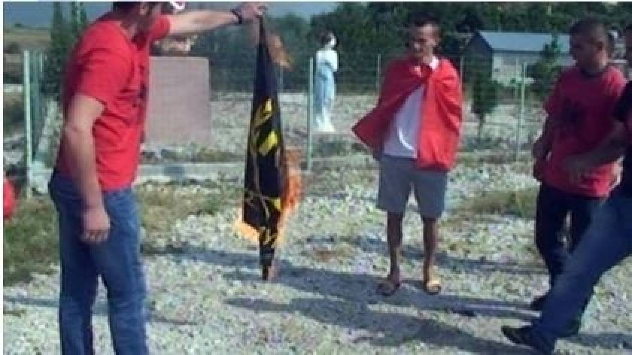 Βίντεο:  Έκαψαν τη σημαία της Χρυσής Αυγής στην Αλβανία