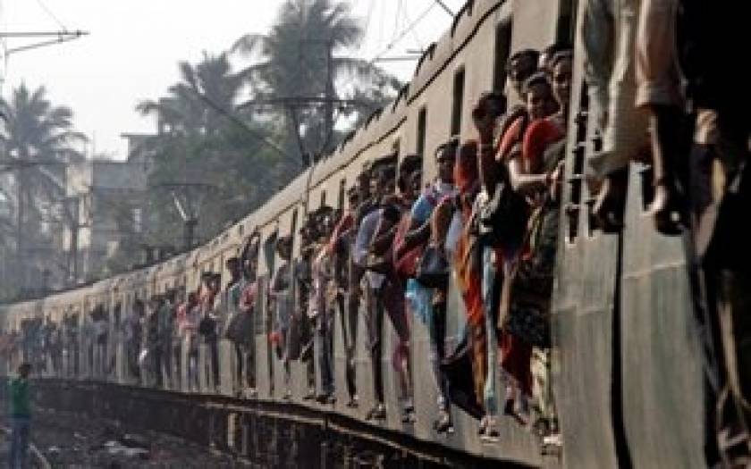 Τρένο έπεσε σε πλήθος στην Ινδία - 35 νεκροί