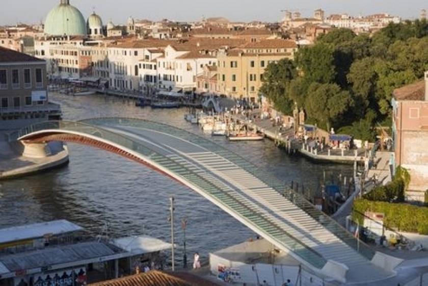 Οι Ιταλοί ζητάνε αποζημίωση από τον Καλατράβα για τη γέφυρα