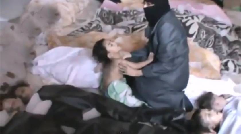 Σπαρακτικό βίντεο: Μητέρα αποχαιρετά το νεκρό παιδί της στη Συρία