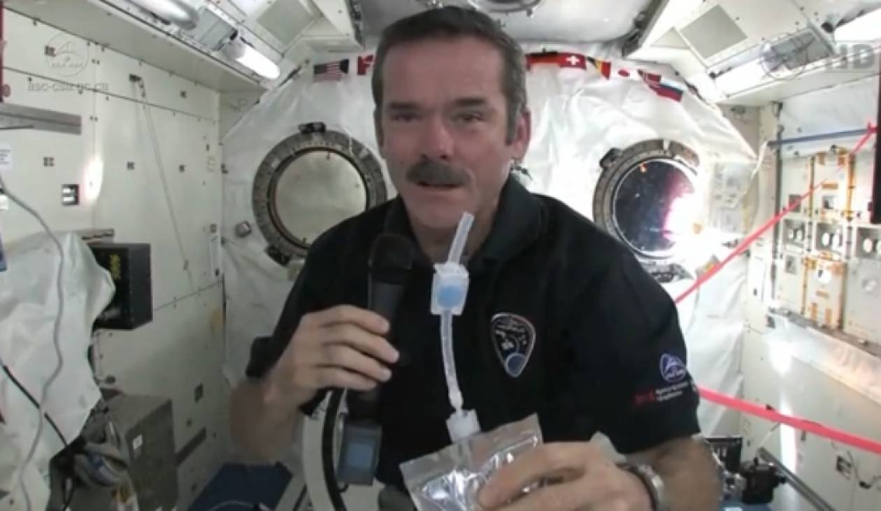 Πώς πλένουν τα χέρια τους οι αστροναύτες (Βίντεο)
