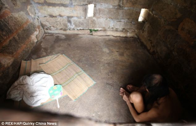 Εικόνες που σοκάρουν: Κρατούν φυλακισμένο τον γιο τους επί 30 χρόνια