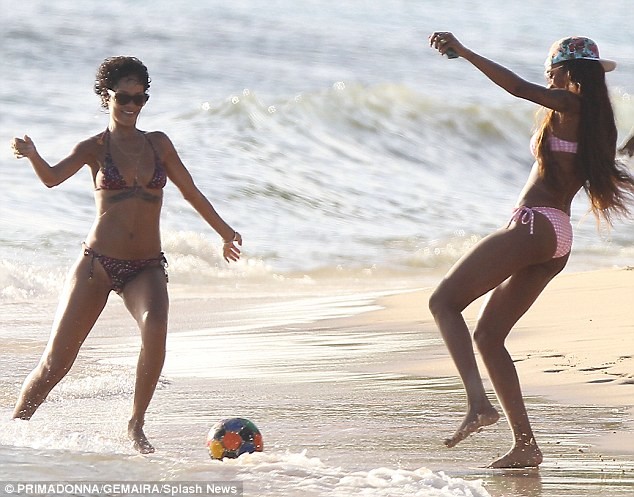 Η Rihanna παίζει μπάλα με…μπικίνι 