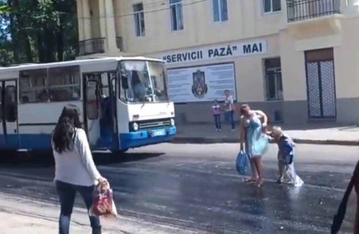 Βίντεο: Κόλλησε στην πίσσα στη μέση του δρόμου!