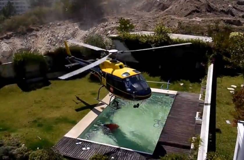 Βίντεο: Ελικόπτερο «κλέβει» νερό πισίνας για να σβήσει τη φωτιά!