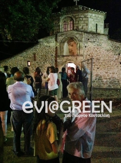 Αυλωνάρι: Η εικόνα έξω από την εκκλησία που «παγώνει» (pics-vid)