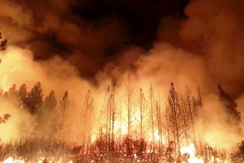 Σαρώνει τα πάντα στο πέρασμά της καταστροφική πυρκαγιά στη Καλιφόρνια