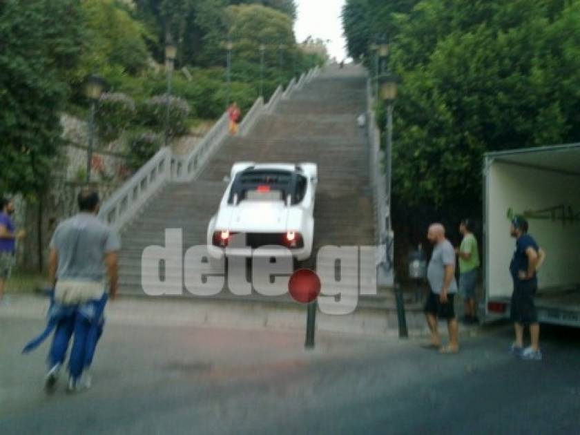 Απίστευτο βίντεο: Αυτοκίνητο ανεβαίνει δεκάδες σκαλιά στην Πάτρα!