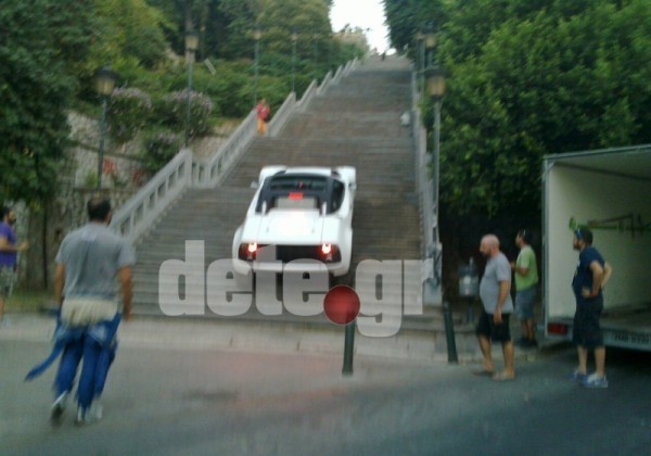 Απίστευτο βίντεο: Αυτοκίνητο ανεβαίνει δεκάδες σκαλιά στην Πάτρα!