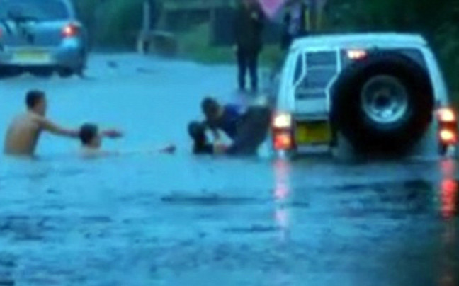 Βίντεο: Διασώθηκαν λίγο πριν το αυτοκίνητο τους βυθιστεί