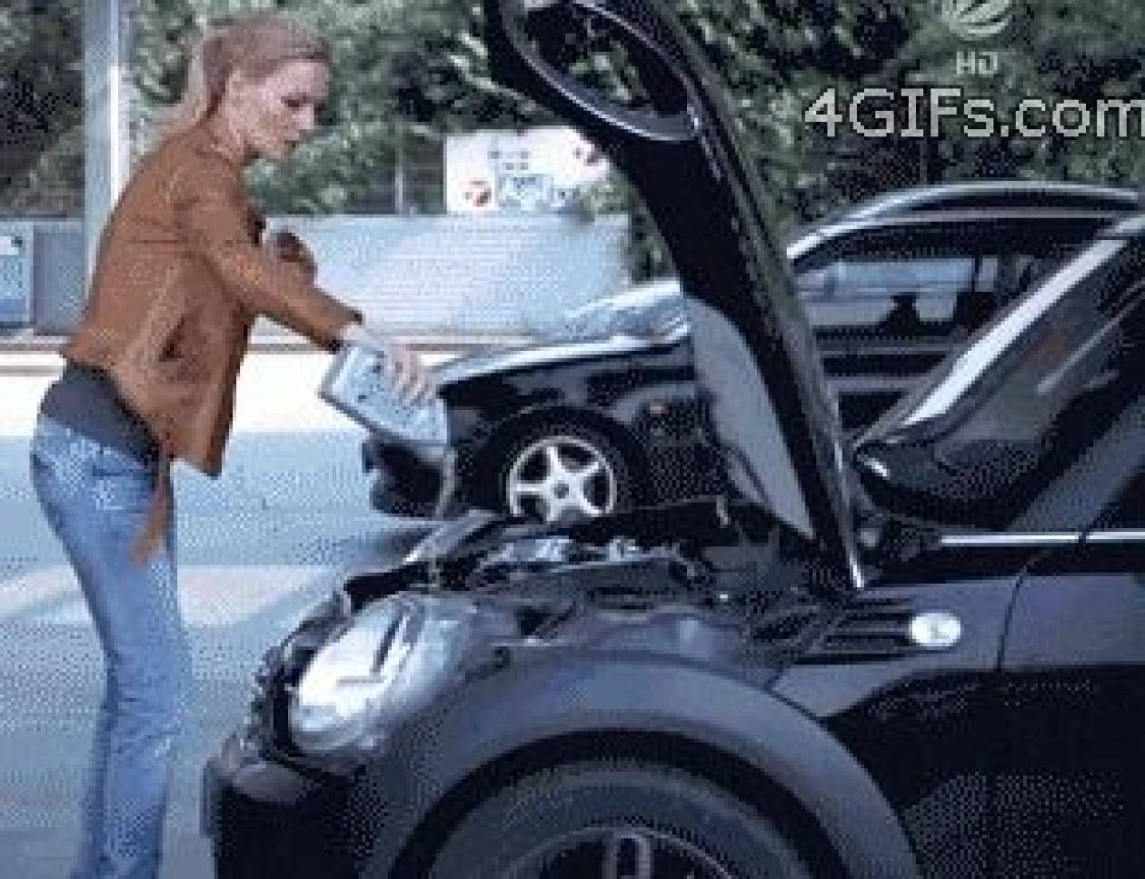 Πώς βάζει λάδι στο αυτοκίνητο μια ξανθιά