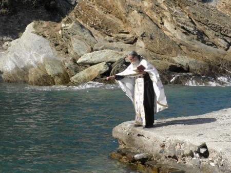 Σπάνιο φωτογραφικό υλικό: Βάπτιση στη θάλασσα του Αγίου Όρους