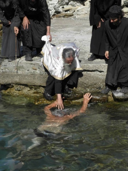 Σπάνιο φωτογραφικό υλικό: Βάπτιση στη θάλασσα του Αγίου Όρους