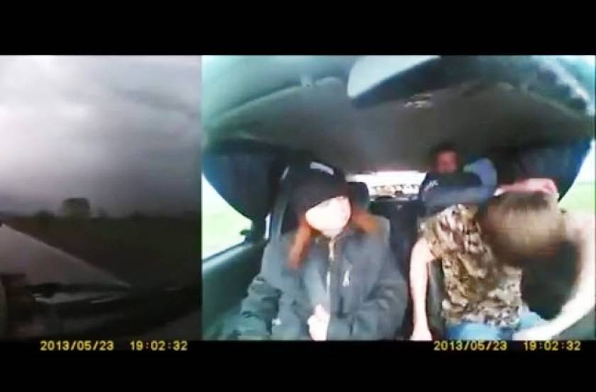 Βίντεο-σοκ: Τον χτυπάει με πέτρα στο κεφάλι για να του πάρει το αμάξι!