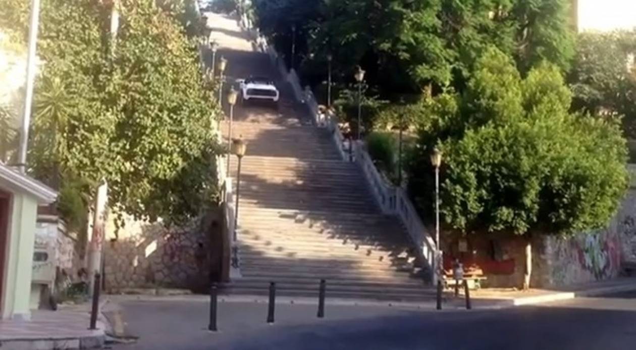 Βίντεο: Αυτοκίνητο ανέβηκε 193 σκαλιά στην Πάτρα!