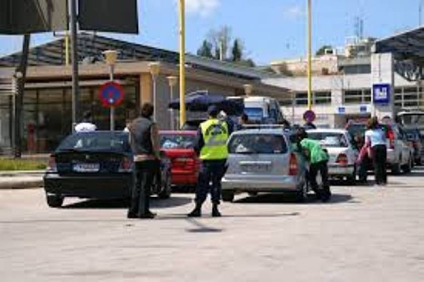 Οι τελωνειακοί μπλόκαραν κλεμμένα πολυτελή αυτοκίνητα στην Κακκαβιά