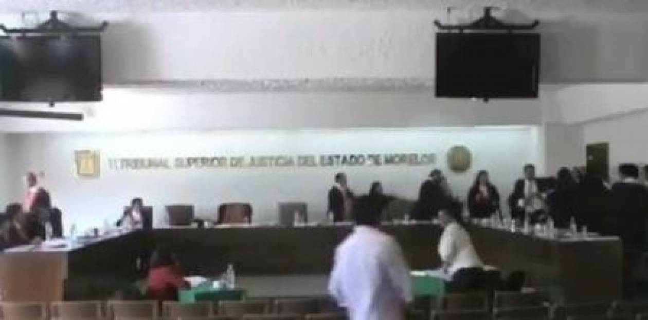 Βίντεο: Δικαστική αίθουσα μετατράπηκε σε ρινγκ