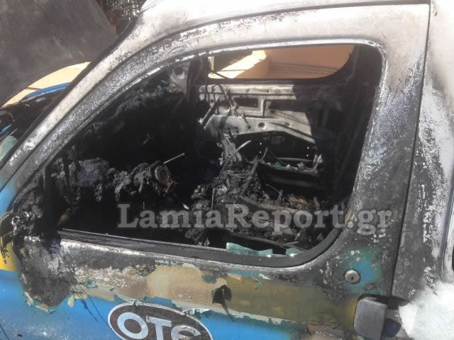 Λαμία: Αυτοκίνητο πήρε φωτιά από φορτιστή κινητού