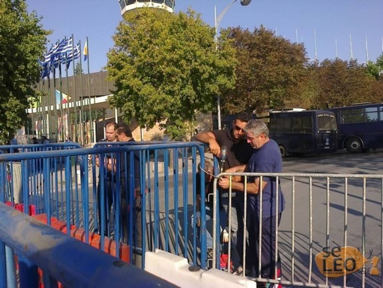 ΤΩΡΑ: Στήνουν τον «φράχτη» έξω από το Βελλίδειο