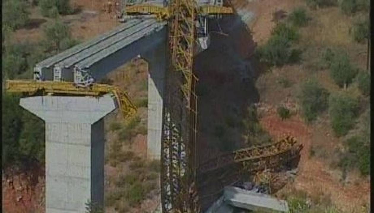 Κατέρρευσε γερανογέφυρα στο δρόμο Τρίπολης-Άστρους