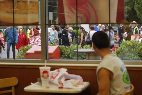Χιλιάδες υπάλληλοι fast food βγήκαν στους δρόμους στις ΗΠΑ