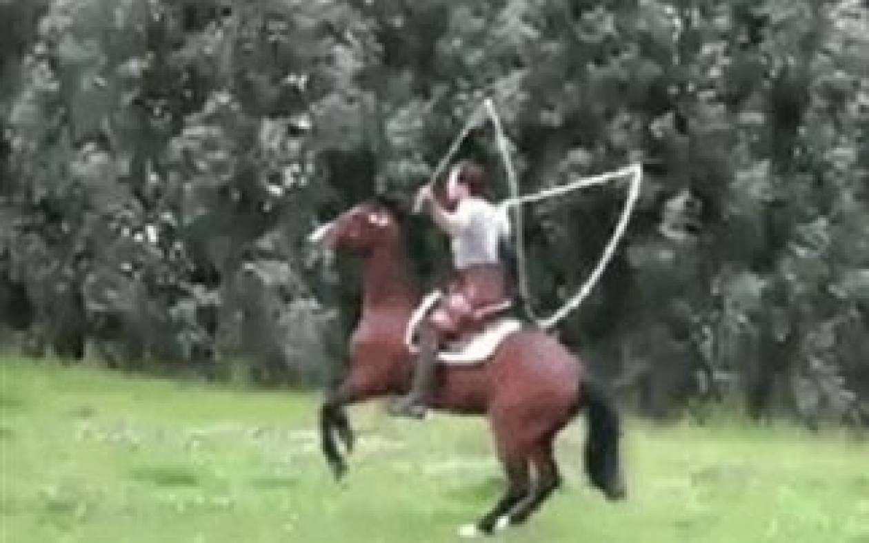 Απίστευτο βίντεο: Άλογο κάνει σκοινάκι
