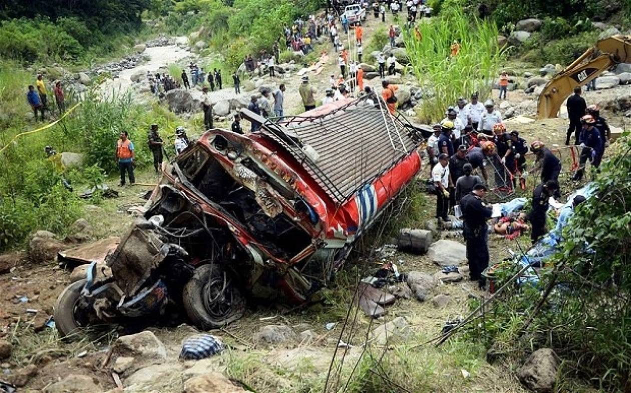 Τραγωδία στη Γουατεμάλα: 43 νεκροί από πτώση λεωφορείου σε χαράδρα