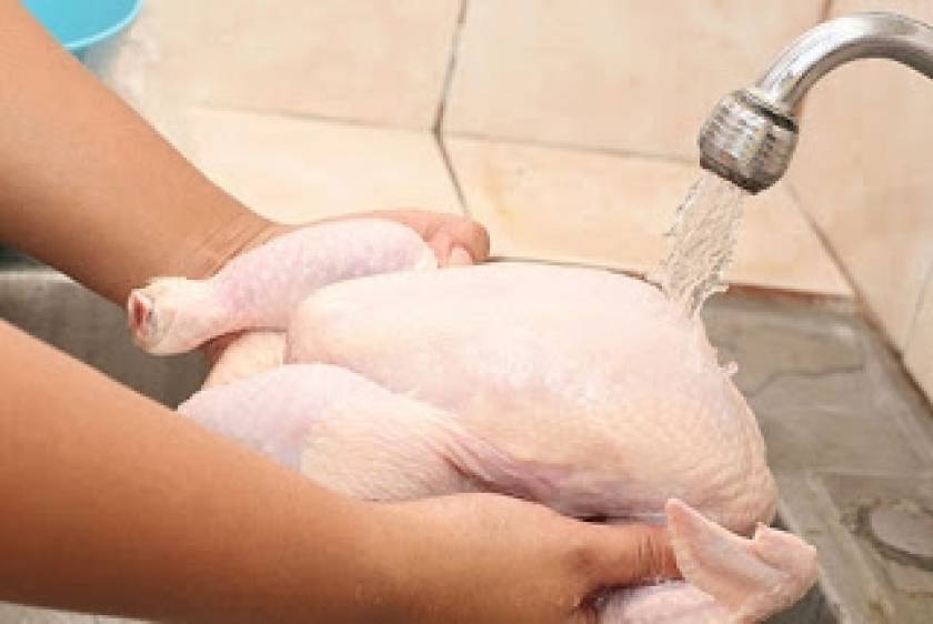 Δείτε γιατί ΔΕΝ πρέπει να πλένουμε το κοτόπουλο πριν το μαγείρεμα