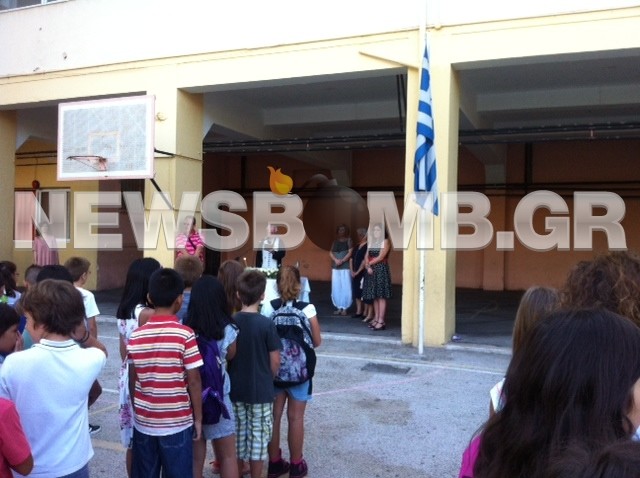 Ρεπορτάζ newsbomb.gr: H πρώτη ημέρα στο σχολείο (pics+vids)