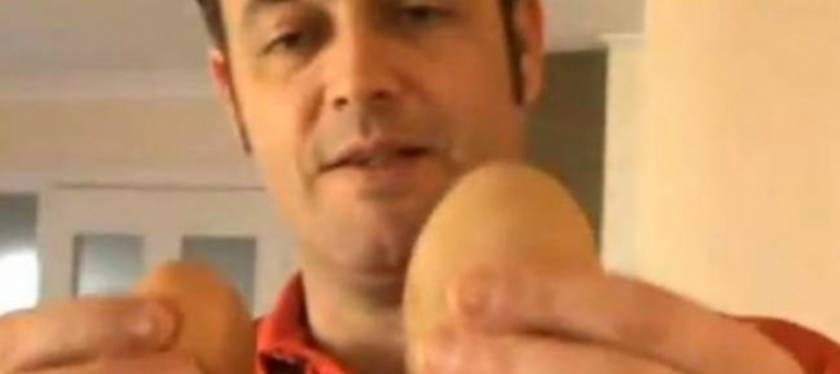Βίντεο: Δεν φαντάζεστε τι βρήκε μέσα σε αυτό το γιγάντιο αυγό