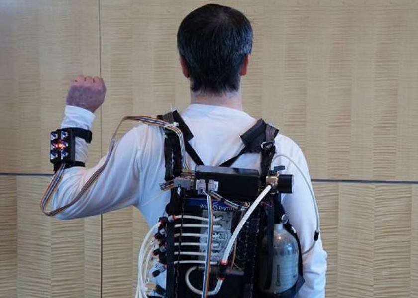 Αναπτύσσεται ρομποτικός εξωσκελετός που θα φοράνε οι εργάτες