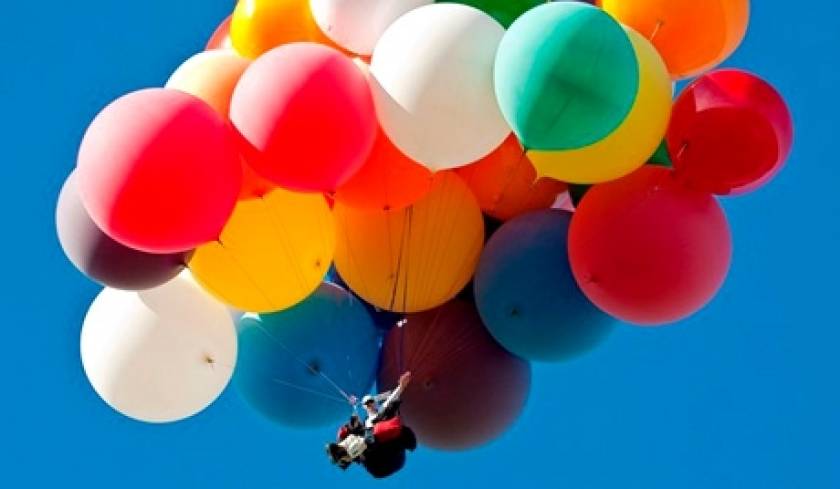 Ένας Αμερικανός θέλει να πετάξει πάνω από τον Ατλαντικό με μπαλόνια