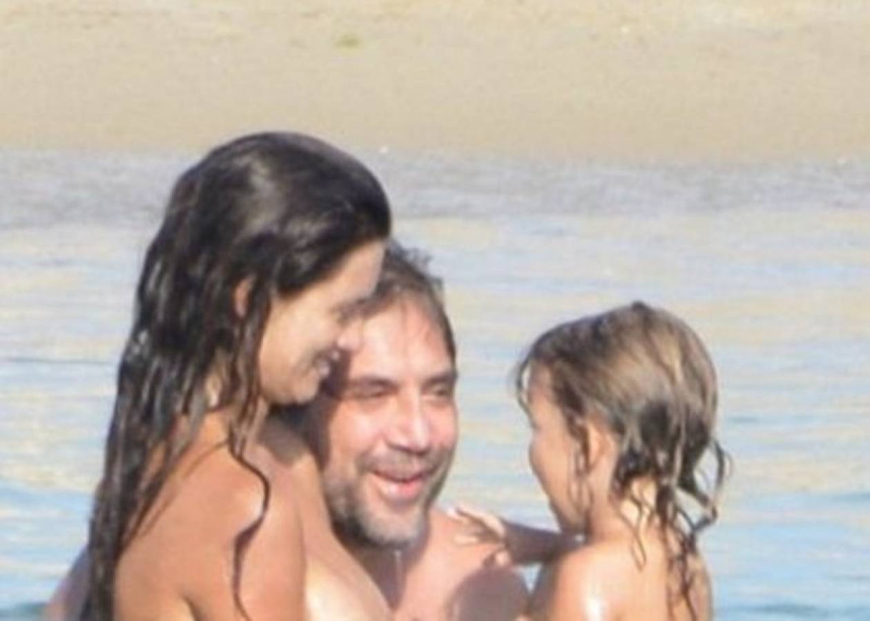 Η Penelope Cruz topless στη θάλασσα με τον Bardem και το γιο τους