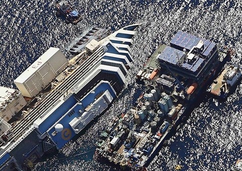 Συγκλονιστικές εικόνες του Costa Concordia πριν την ανέλκυση (vid)
