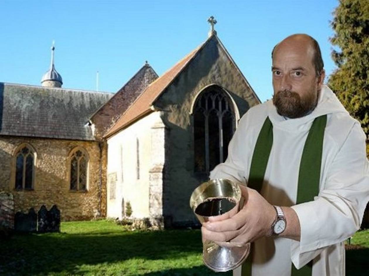 Ιερέας κοινωνεί με χυμό λόγω του αυξανόμενου αριθμού των αλκοολικών