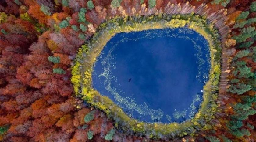 Η λίμνη που αλλάζει χρώματα κάθε εποχή (pics)
