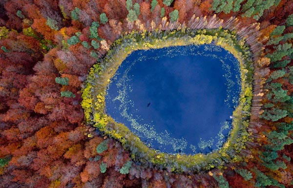 Η λίμνη που αλλάζει χρώματα κάθε εποχή (pics)