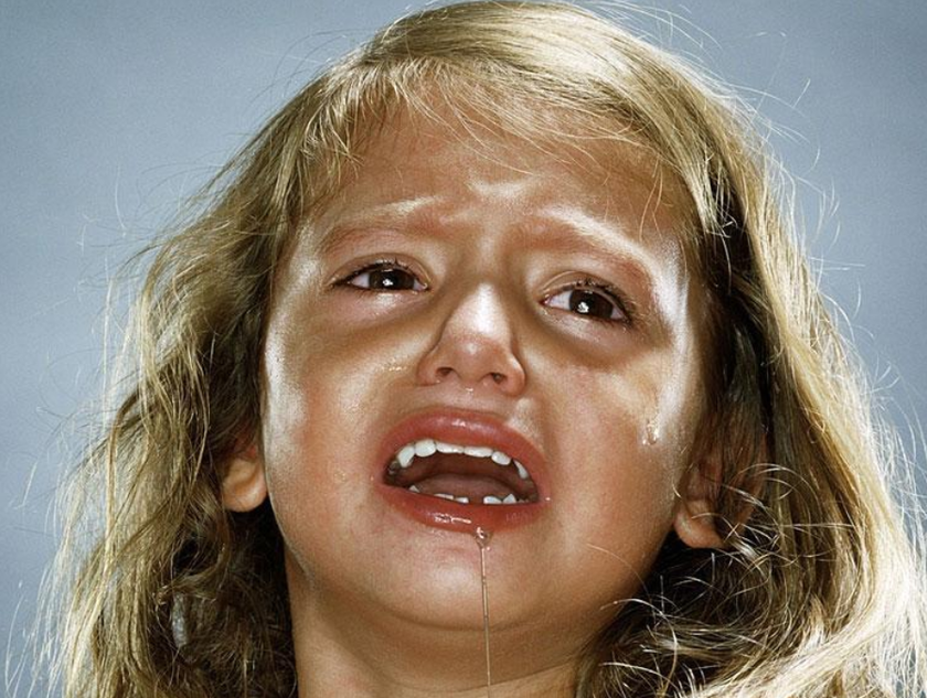 ΣΟΚ: Δείτε τι έκανε σε μικρά παιδιά για να τα φωτογραφίζει να κλαίνε