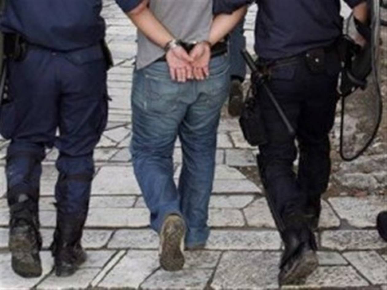 Αγρίνιο: Τους σταμάτησε για έλεγχο και εκείνοι του επιτέθηκαν