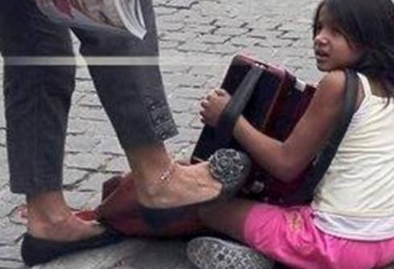 Φωτογραφία-σοκ: Γυναίκα κλωτσάει κοριτσάκι που παίζει ακορντεόν