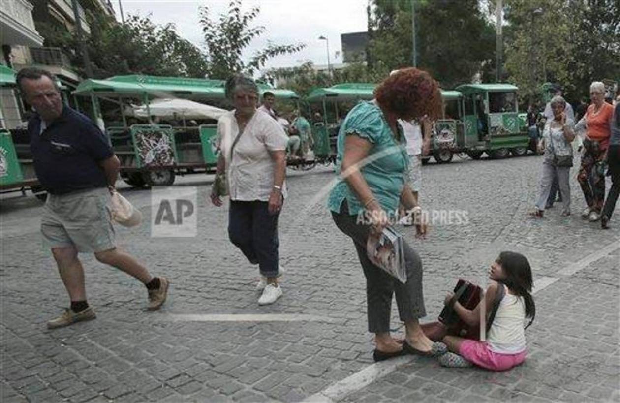Σάλος με τη γυναίκα που κλοτσά κοριτσάκι στην Ακρόπολη