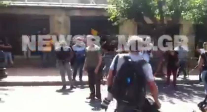 Ένταση μεταξύ διαδηλωτών και ΜΑΤ στο Σύνταγμα (Βίντεο)
