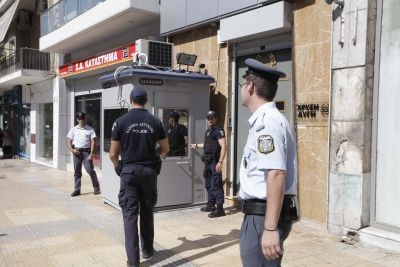 Έφοδος της αστυνομίας στα γραφεία της Χρυσής Αυγής (pics) 
