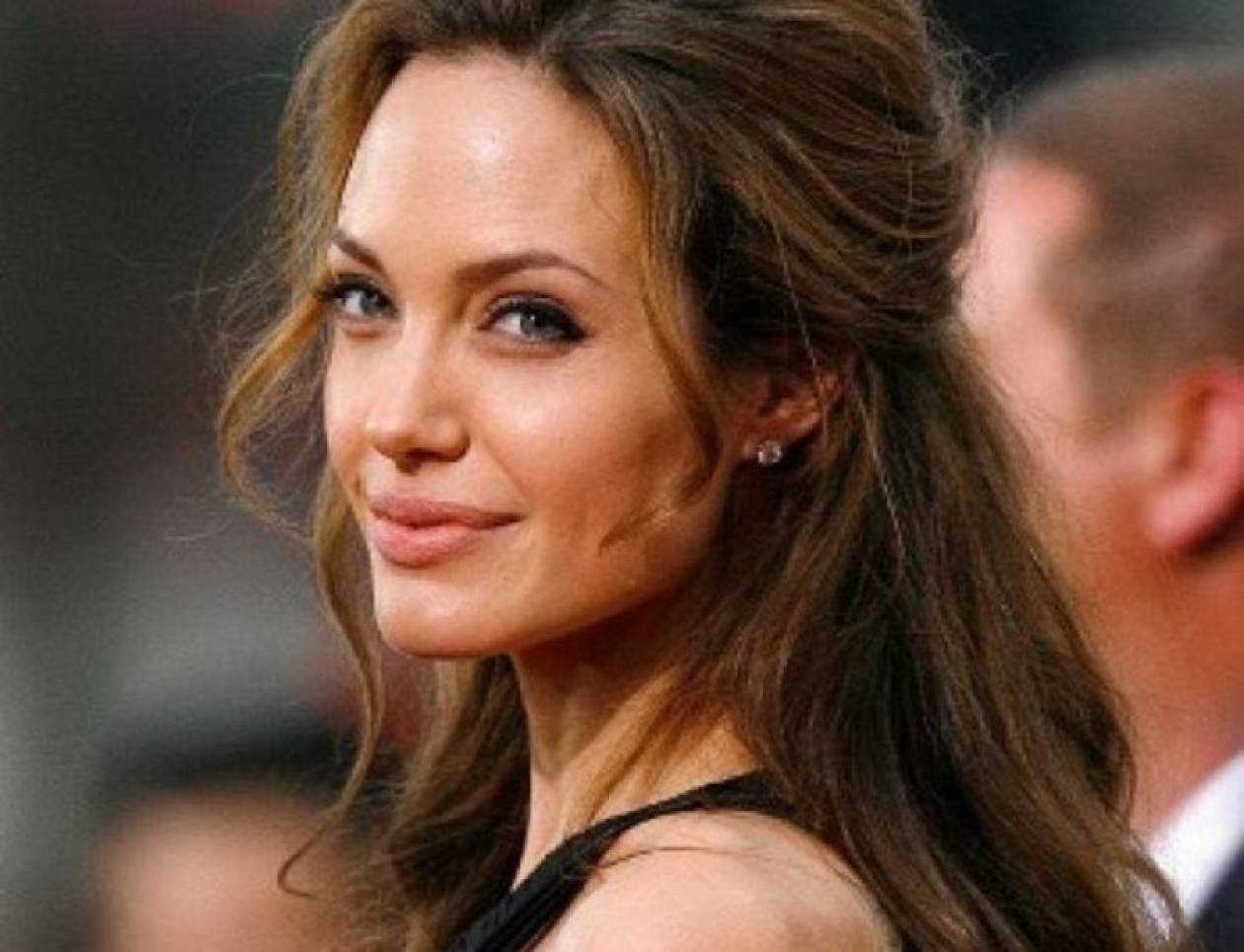 Η Angelina θέτει τη ζωή της σε κίνδυνο για να αποκτήσει παιδί!