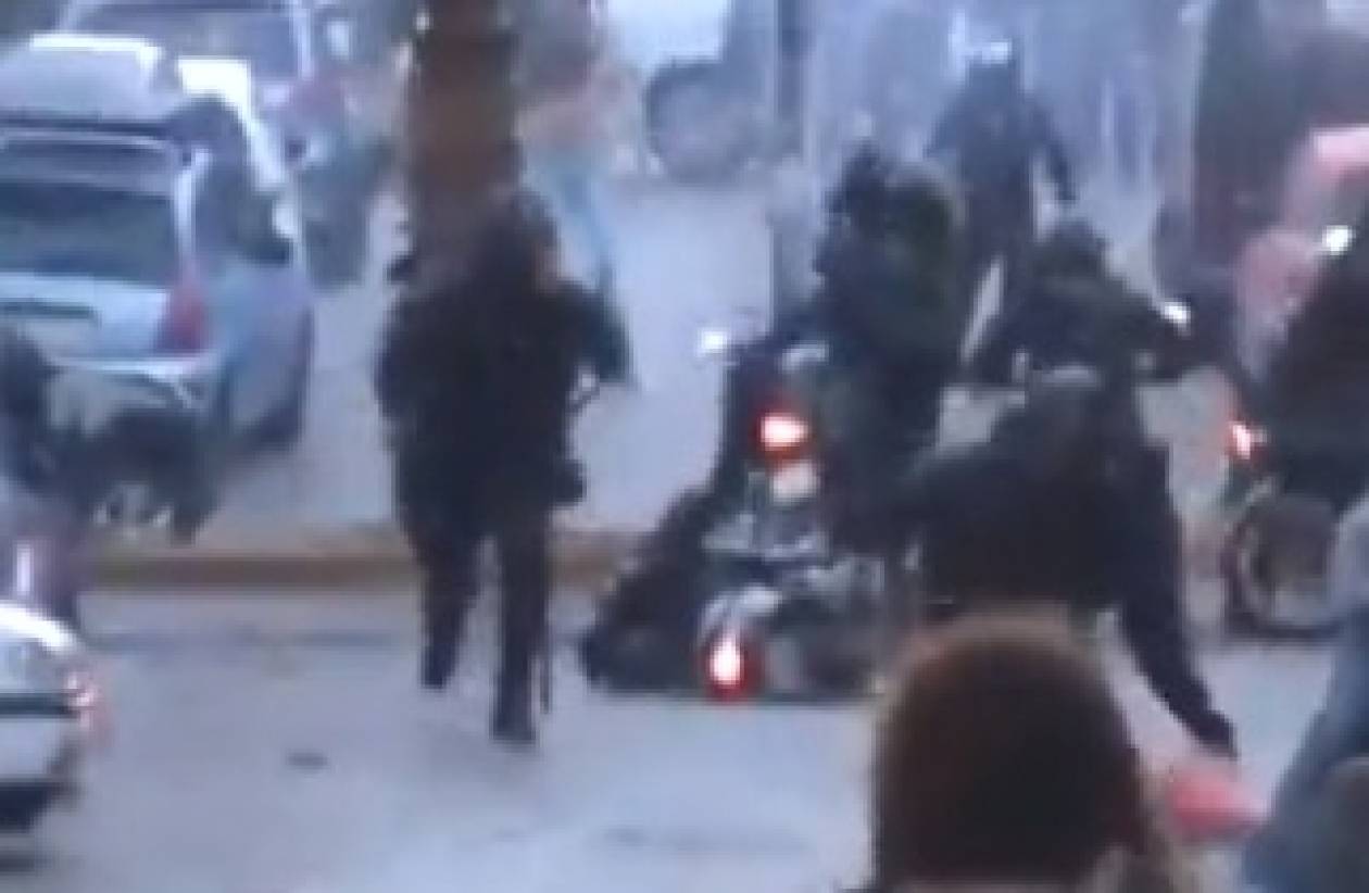 Βίντεο-ΣΟΚ από το Κερατσίνι: Έπεσε πάνω σε διαδηλωτή με μηχανάκι