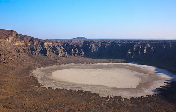 Ένας λευκός κρατήρας στην έρημο της Σαουδικής Αραβίας (pics)
