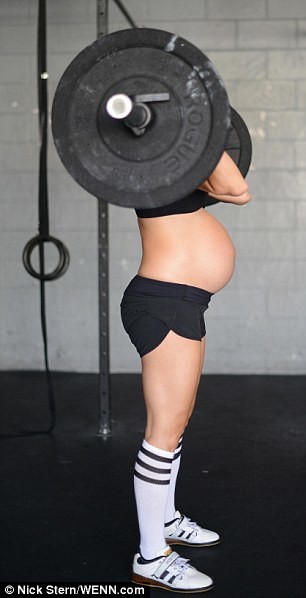 Απίστευτο: Έγκυος 8 μηνών κάνει άρση βαρών (pics)