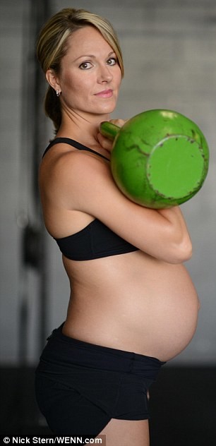 Απίστευτο: Έγκυος 8 μηνών κάνει άρση βαρών (pics)